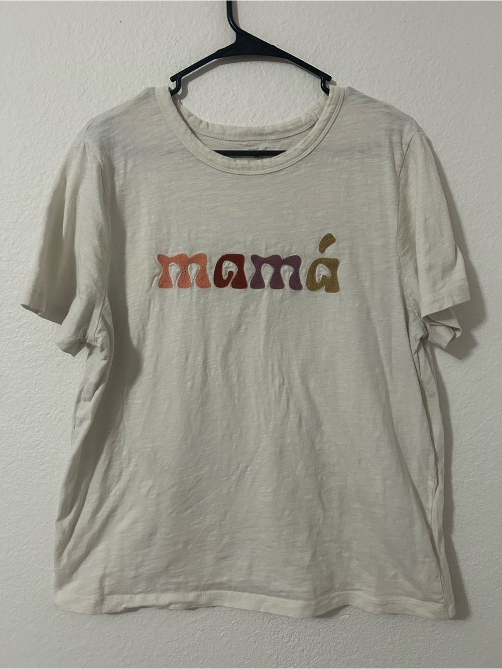 Women’s Cream "mamá" Graphic Tee